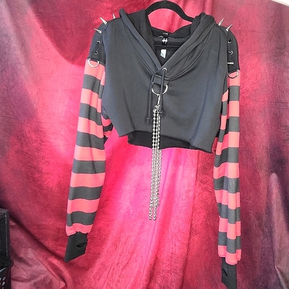 House of Widow Cropped Hoodie🖤❤️ - Picture 6 of 8